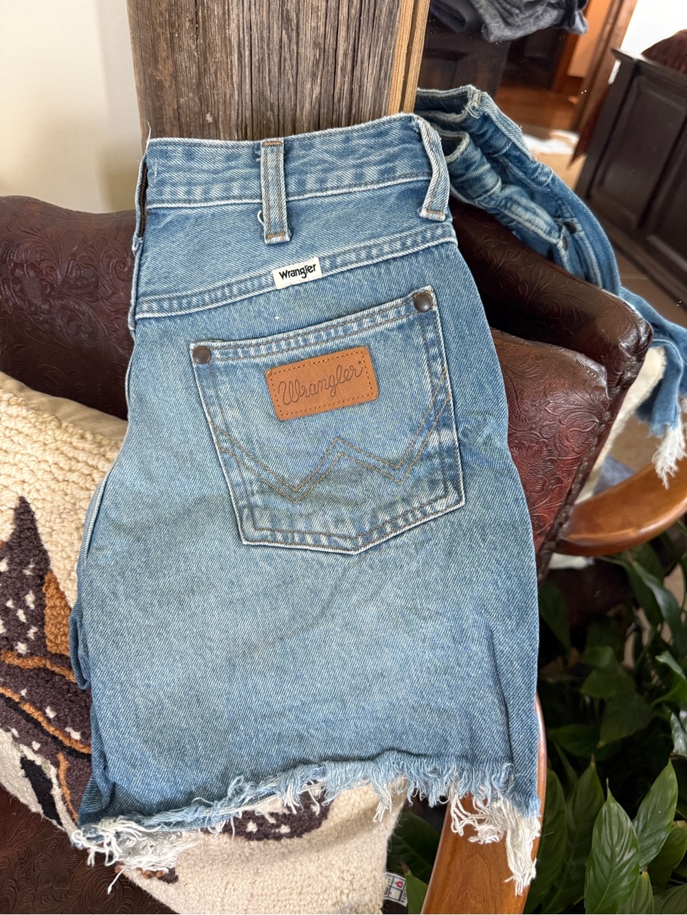 Wrangler Light Blue Denim Frayed-Hem Cutoff Shorts Size 25